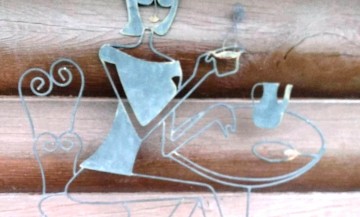 Metalen wanddecoratie  vrouw met drankje  2 1