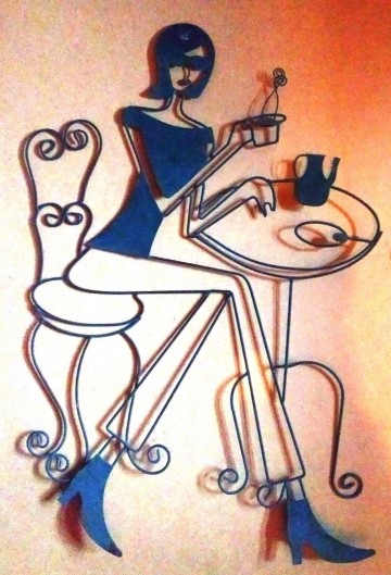 Metalen wanddecoratie  vrouw met drankje  2 2