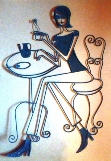 Metalen wanddecoratie  vrouw met drankje  2 4