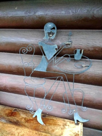 Metalen wanddecoratie  vrouw met drankje  2 6