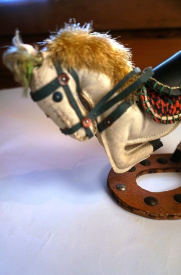 Paardje op hoefijzer stof 13