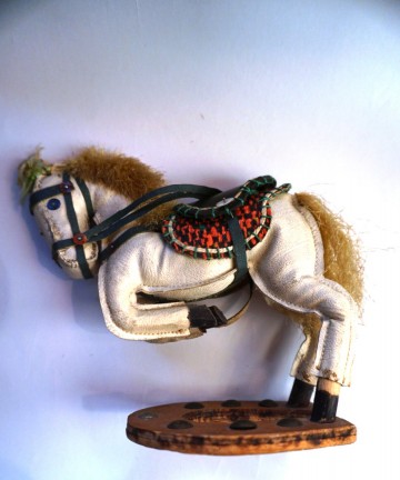 Paardje op hoefijzer stof 17