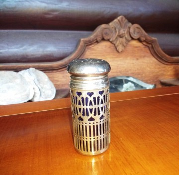 Peper vaatje blauw glas in metalen houder3