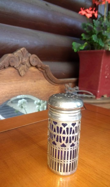 Peper vaatje blauw glas in metalen houder4