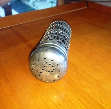 Peper vaatje blauw glas in metalen houder5