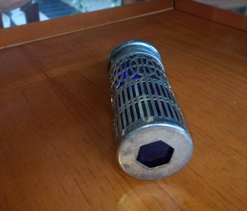 Peper vaatje blauw glas in metalen houder6