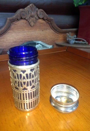 Peper vaatje blauw glas in metalen houder7