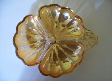 Klein bordje van oranje glas in Bloem vorm