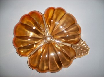 Klein bordje van oranje glas in Bloem vorm