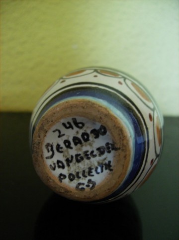 Klein aardewerken potje met afbeelding van een Haas