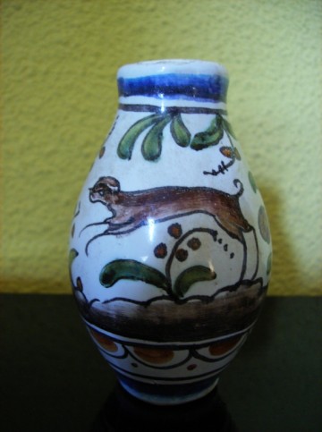 Klein aardewerken potje met afbeelding van een Haas