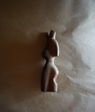 Vrouwelijk figuurtje hout 1