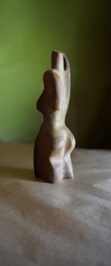 Vrouwelijk figuurtje hout 16