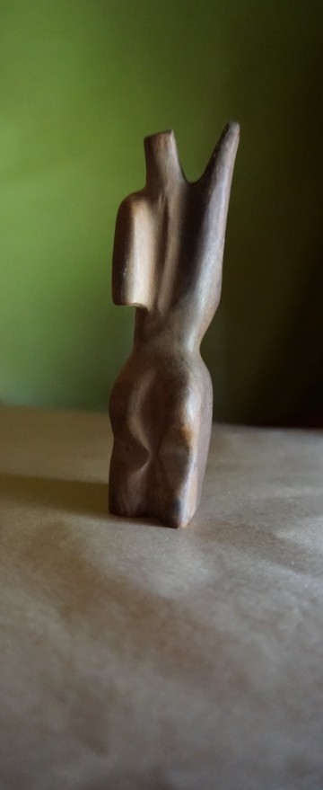 Vrouwelijk figuurtje hout 17