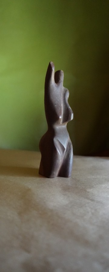 Vrouwelijk figuurtje hout 19