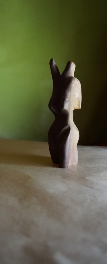 Vrouwelijk figuurtje hout 20