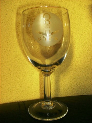 Wijnglas met militair wapen